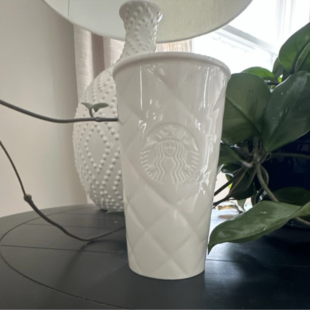 2012 Starbucks Embossed Quilted Ceramic Coffee Mug with Lid  10floz
